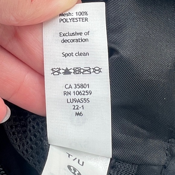 Lululemon Black Patch Logo Crossbody Bag 2.5L Convertible Length Strap - Picture 10 of 10